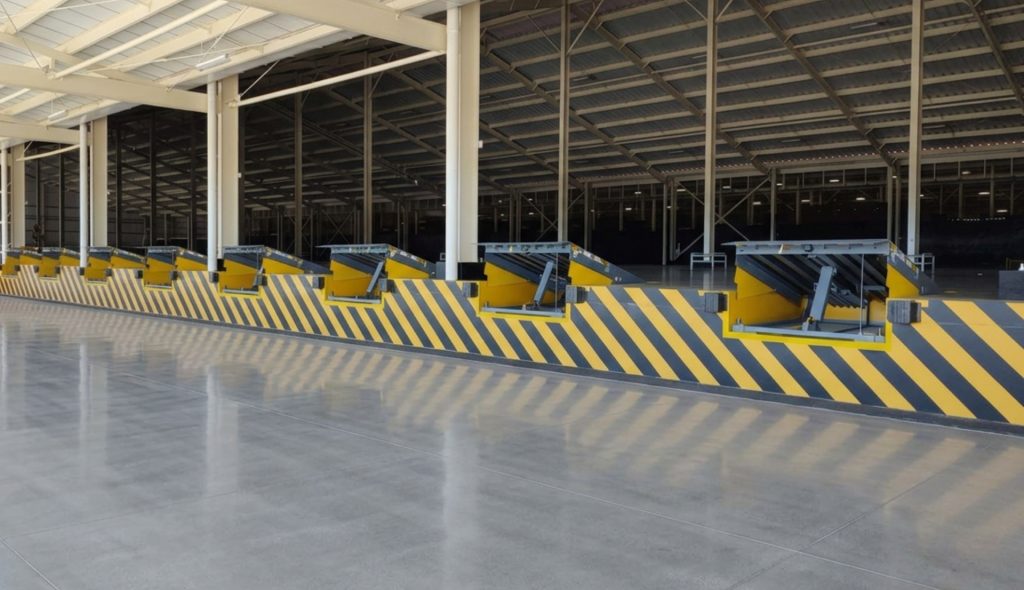 Rampa niveladora de andén - Equipo de andén industrial-Almacenes fiscales- Centros de distribución-Empresas constructoras